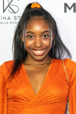 A 'lasia Simone 28 Eylül 2019 tarihinde Hollywood' daki Liaison restoranında Musicash Records Katrina Stuart Single Record Blue Roses Çıkış Partisi 'ne katılır. 