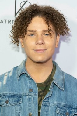 Genç çocuk 28 Eylül 2019 'da Liaison restoranında Musicash Records Katrina Stuarts Single Record Blue Roses Çıkış Partisi' ne katılıyor.