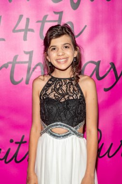 Emma Loewen, 15 Haziran 2018 'de Los Angeles' taki Yüksek Görüş Kilisesi 'ndeki Çölyak Hastalıkları Vakfı yararına Jillian Estell' in Kırmızı Halı Doğum Günü Partisi 'ne katılıyor.