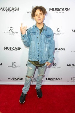 Genç çocuk 28 Eylül 2019 'da Liaison restoranında Musicash Records Katrina Stuarts Single Record Blue Roses Çıkış Partisi' ne katılıyor.