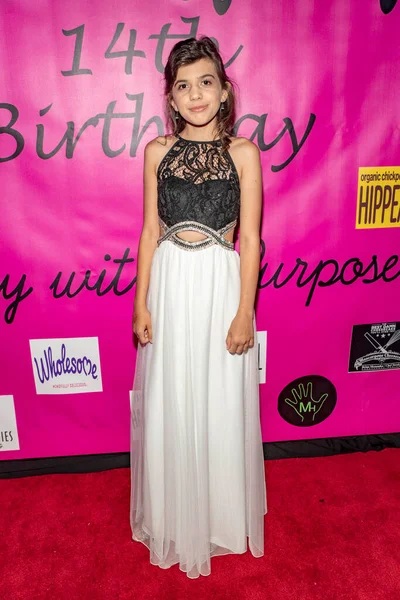 Emma Loewen Adopts Jillian Estells Red Carpet Birthday Party Purpose — 스톡 사진