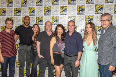Jeff Ward Chloe Bennet, Henry Simmons, Natalia Cordova-Buckley, Jeph Loeb, Ming-Na Wen, Clark Gregg, Chloe Bennet, Jeffrey Bell Comic-Con International Marvel 'ın S.H.I.E.L.D. Ajanları Hilton Bayfront Basın Odası, San Diego, CA 