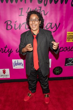 Nathan Arenas, 15 Haziran 2018 'de Yüksek Görüş Kilisesi' ndeki Çölyak Hastalıkları Vakfı yararına Jillian Estell 'in Kırmızı Halı Doğum Günü Partisi' ne katılıyor.