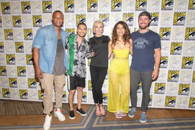 David Ramsey, Rick Gonzalez, Katie Cassidy, Juliana Harkavy, Stephen Amell 20 Temmuz 2019 'da Hilton Bayfront, San Diego, Kaliforniya' da düzenlenen Comic-Con Uluslararası CW 'nin 