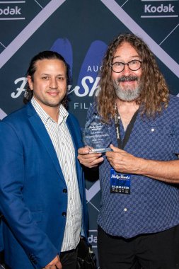 Robert Rospide ve Dan Kneece 17 Ağustos 2019 'da Harmony Gold Tiyatrosu' nda 15. Yıllık HollyShorts Film Festivali Kapanış Gecesi 'ne katıldılar.