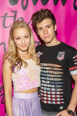 Tori Kay Harris, Lofton Shaw 15 Haziran 2018 'de Los Angeles' taki High Vision Kilisesi 'nde Jillian Estell' in kırmızı halı doğum günü partisine katılıyor.