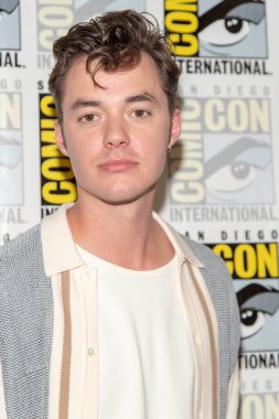 Jack Bannon 19 Temmuz 2019 'da Hilton Bayfront, San Diego' daki Uluslararası Pennyworth Comic-Con Basın Odasına katıldı.