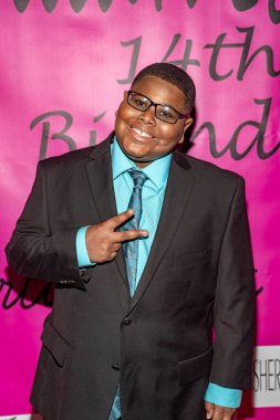 Akinyele Caldwell, 15 Haziran 2018 'de Los Angeles' taki Yüksek Görüş Kilisesi 'ndeki Çölyak Hastalıkları Vakfı yararına Jillian Estell' in Kırmızı Halı Doğum Günü Partisi 'ne katılıyor.