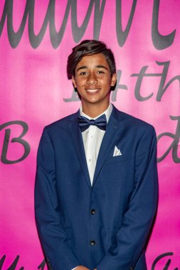 Austin Deegan, 15 Haziran 2018 'de Yüksek Görüş Kilisesi' ndeki Çölyak Hastalıkları Vakfı yararına Jillian Estell 'in Kırmızı Halı Doğum Günü Partisi' ne katıldı.