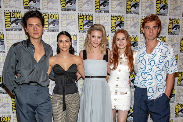 Cole Sprouse Camila Mendes Lili Reinhart Madelaine Petsch Apa Woont — Stockfoto
