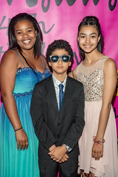 Samiyah Davis Anderson Zane Journey Slayton Besuchen Jillian Estells Red — Stockfoto