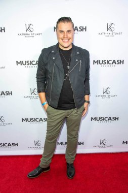 Aaron Castillo 28 Eylül 2019 tarihinde Hollywood 'daki Liaison restoranında Musicash Records Katrina Stuarts Single Record 