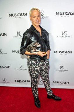 Jonathan Arland 28 Eylül 2019 tarihinde Hollywood 'daki Liaison restoranında Musicash Records Katrina Stuarts Single Record 