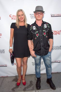 Zack Ward ve Jennifer McMahan, 30 Ağustos 2017 'de Beverly Hills, Kaliforniya' daki Laemmle Ahrua Güzel Sanatlar Tiyatrosu 'nda yapılan Dünya CIRCUS KANE prömiyerine katıldılar.