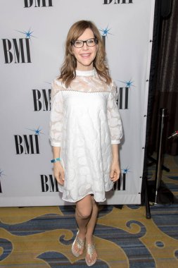 Lisa Loeb, Beverly Wilshire Four Seasons Hotel, Beverly Hills, CA 'da 10 Mayıs 2017' de BMI Film, TV ve Visual Media Ödülleri 'ne katıldı.. 