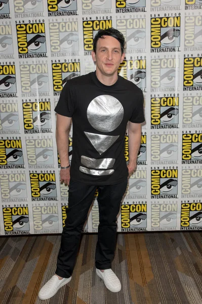 Robin Lord Taylor Παρευρίσκεται Στην Αίθουσα Τύπου Gotham Στο Comic — Φωτογραφία Αρχείου