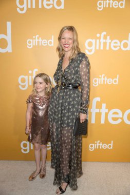 Mckenna Grace, Karen Lunder 4 Nisan 2017 'de Los Angeles CA' da Pacific Theaters at The Grove 'daki 