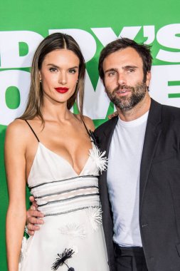 Alessandra Ambrosio, 5 Kasım 2017 'de Los Angeles Regency Village Theater' da NEST sponsorluğunda Babalar Evi 2 'nin Paramount Pictures galasına katıldı. 