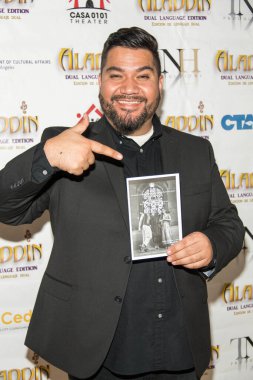 Rigo Tejeda, 8 Eylül 2017 'de Los Angeles Tiyatro Merkezi' nde Disney Alladin İkili Dil Baskısı 'nın açılış gecesine katılır.