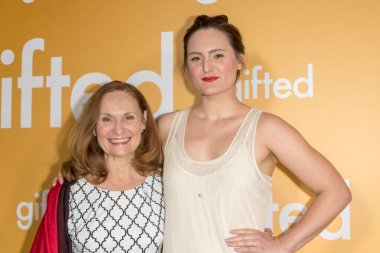 Beth Grant kızıyla birlikte 4 Nisan 2017 'de Los Angeles CA' da Pacific Theaters at The Grove 'daki 