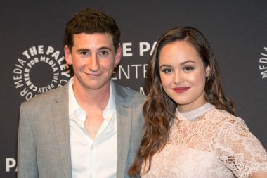 Sam Lerner ve Hayley Orrantia 17 Ekim 2017 'de The Goldbergs 100. Bölüm Kutlaması' nı sunar.