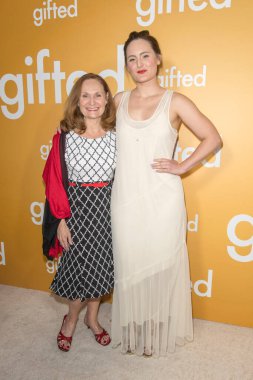 Beth Grant kızıyla birlikte 4 Nisan 2017 'de Los Angeles CA' da Pacific Theaters at The Grove 'daki 