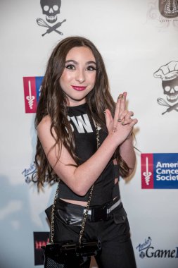 Ava Cantrell Cadılar Bayramı 'na 3 boyutlu kahramanlar ve kötüler ile geliyor..