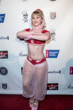 Tara-Nicole Azarian Cadılar Bayramı 'na 3 boyutlu kahramanlar ve kötüler ile geliyor..