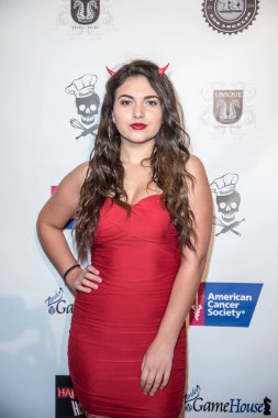 Katrina Stuart Cadılar Bayramı 'na 3 boyutlu kahramanlar ve kötüler ile geliyor. The Reserve, Los Angeles, CA.