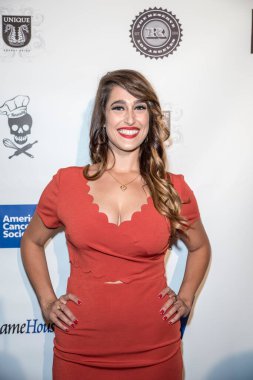 Ruby Elise Cadılar Bayramı 'na 3 boyutlu kahramanlar ve kötüler ile geldi. The Reserve, Los Angeles, CA.