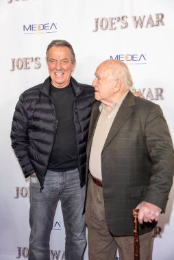 Eric Braeden ve Ed Asner 5 Kasım 2015 'te Harmony Gold Tiyatrosu' ndaki 