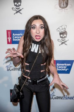 Ava Cantrell Cadılar Bayramı 'na 3 boyutlu kahramanlar ve kötüler ile geliyor..