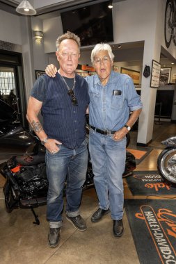 Aktör / Fahri Şerif Robert Patrick, Komedyen / Mareşal Jay Leno, The Love Ride Foundation 'ın 8 Eylül 2025' te Glendale Harley Davidson tarafından sunulan basın toplantısına katıldı.