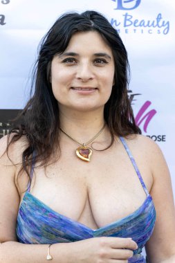 Gazeteci Annabelle Azade, Hazel-E 'nin ev sahipliğini yaptığı Melrose, Los Angeles, CA, 10 Eylül 2025' teki The Lash Plug 'da Lüks Açılan Hediyeler Süitine katıldı