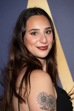 Aktris Sarah Senator, 14 Eylül 2025 'te Los Angeles' taki SkyBar Mondrian Oteli 'nde düzenlenen Emmy Ödül Töreni' ne katıldı.