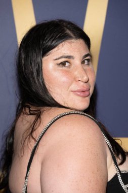 Aktris Hillary Lewis, 14 Eylül 2025 'te Los Angeles' taki SkyBar Mondrian Oteli 'nde Gece Hayatı, Emmy Ödülleri' ni sunar.