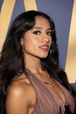 Kayıt sanatçısı Alyssa Raghu, 14 Eylül 2025 'te Los Angeles' taki SkyBar Mondrian Oteli 'nde Afinity Gece Hayatı' nda Emmy Ödülleri 'ni sunar.