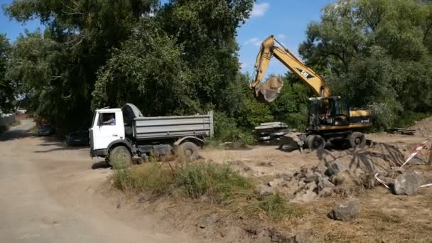 Excavator digs a pit. construction of an industrial building foundation — Stock Footage Excavator digs a pit. construction of an industrial building foundation Royalty Free Stock Video