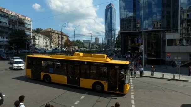Kyjev, Ukrajina-Červenec 18, 2018: autobus míjet rozbité auto na avenue po dopravní nehodě a zapalování, 18 července 2018 v Kyjevě, Ukrajina