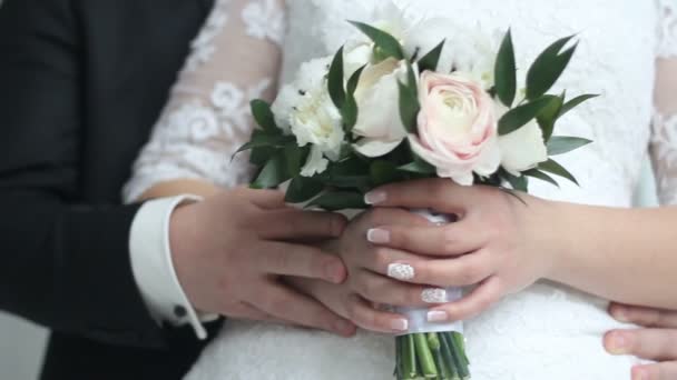 Svatební květiny v rukou nevěsty
