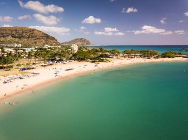 Pokai Bay beach park ve deniz manzarası ile kıyı yıkama berrak, mavi, tropikal sular güzel hava görüntüsü.