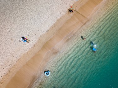 Tropikal plaj yaşam tarzı zevk ve having fun Oahu, Hawaii, ABD adanın manzara yukarıdan, insanlar.