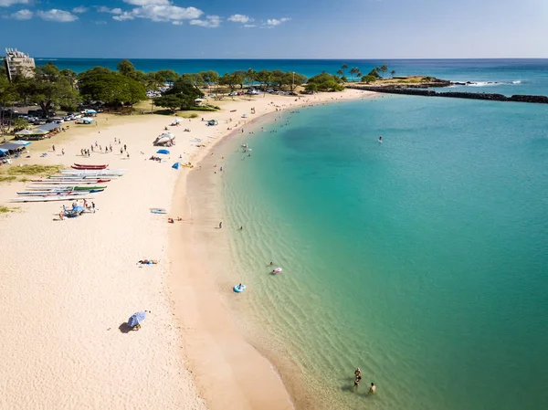 Pokai Bay beach park ve deniz manzarası ile kıyı yıkama berrak, mavi, tropikal sular güzel hava görüntüsü.