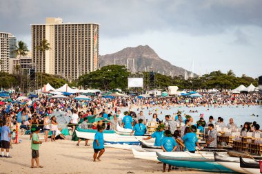 Honolulu, Hawaii - ABD 28 Mayıs 2018 - fener Magic Island Ala Moana Beach Park töreninde şehir Honolulu, Oahu, Hawaii, ABD yüzer. Bu dünya çapında 50.000 kişi toplayan bir yıllık anma günü olaydır.