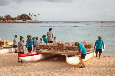 Honolulu, Hawaii - ABD 28 Mayıs 2018 - fener Magic Island Ala Moana Beach Park töreninde şehir Honolulu, Oahu, Hawaii, ABD yüzer. Bu dünya çapında 50.000 kişi toplayan bir yıllık anma günü olaydır.