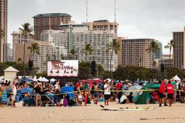 Honolulu, Hawaii - ABD 28 Mayıs 2018 - fener Magic Island Ala Moana Beach Park töreninde şehir Honolulu, Oahu, Hawaii, ABD yüzer. Bu dünya çapında 50.000 kişi toplayan bir yıllık anma günü olaydır.