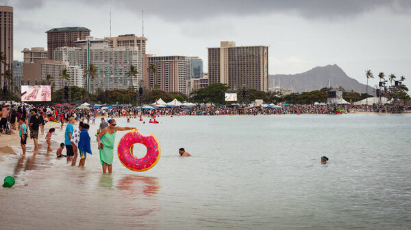 ГОНОЛУЛУ, Гавайи - США 28 мая 2018 года - Церемония плавания Фонаря в парке Ала Моана Бич на острове Мэджик в центре Гонолулу, Оаху, Гавайи, США. Это ежегодное мероприятие Дня памяти, в котором принимают участие 50 000 человек со всего мира.
.