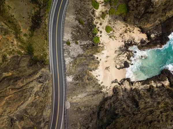 Oahu, Hawaii, Amerika Halona Cove kıyı şeridi ve Otoban manzaralı dron hava deniz manzarası görünümü.