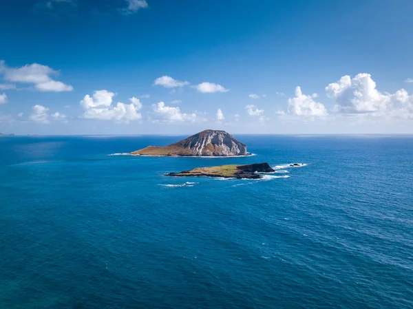 Mavi deniz manzarası ve devlet Seabird Sanctuary ve Tavşan Adası Makapuu noktası Oahu, Hawaii, ABD tarihinde hava dron görünümü.