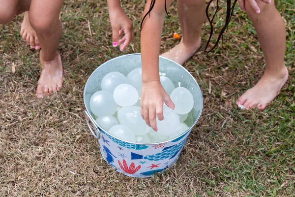 Dzieci Chwytając Balony Wodą Wiadra Upalne Dni Walki Woda Ogrodzie — Zdjęcie stockowe